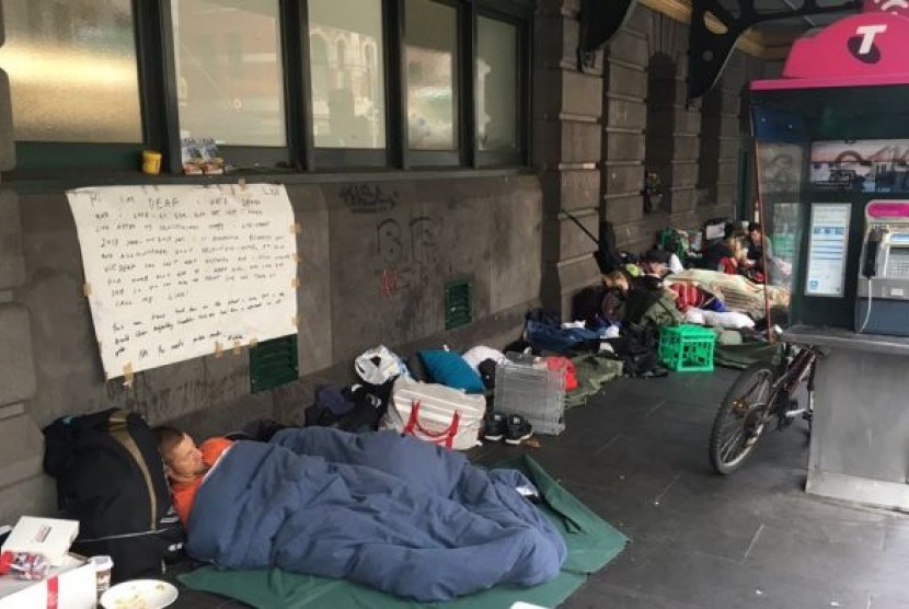 Gelandangan tidur di emperan stasiun Flinders Street di pusat Kota Melbourne.