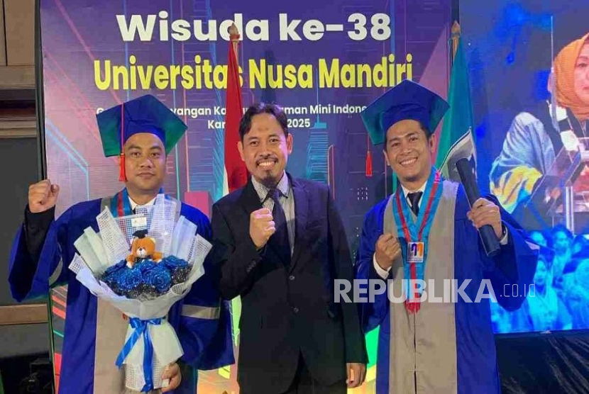 Gelar akademik hanyalah pintu awal menuju tanggung jawab yang jauh lebih besar tanggung jawab untuk terus belajar, beradaptasi, dan memberi manfaat bagi masyarakat.