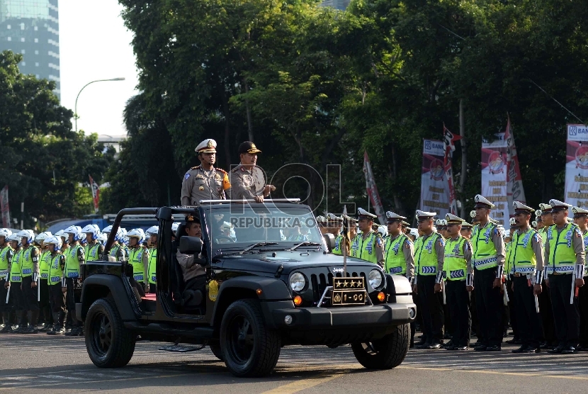 Gelar Operasi Ketupat: Kepala Polri Jenderal Badrodin Haiti memimpin apel pasukan Operasi Ketupat 2015 dalam rangka mengamankan Hari Raya Idul Fitri 1436 H di Lapangan Direktorat Lalu Lintas Polda Metro Jaya, Jakarta, Kamis (9/7). (Republika/Yasin Habibi)