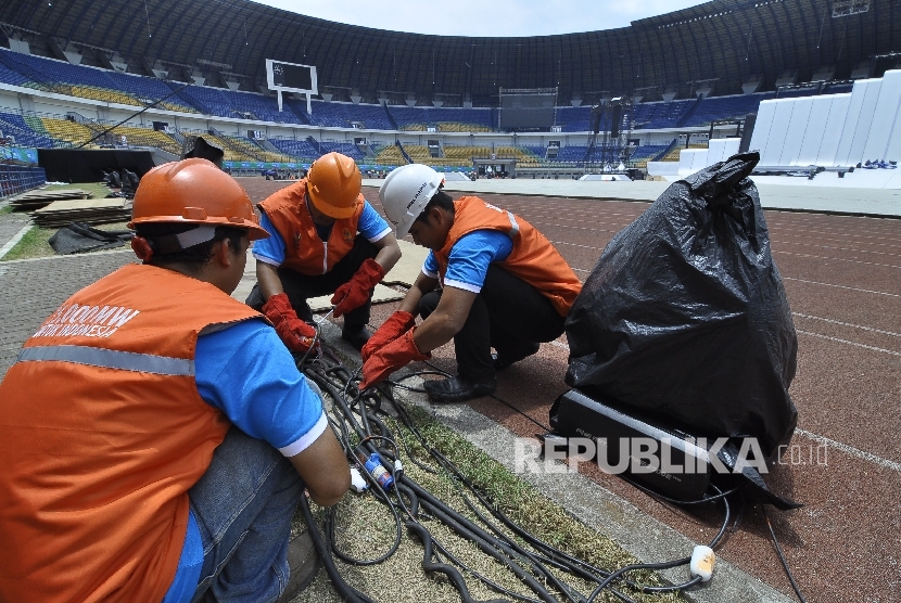 Gelar Pasukan PLN: Para petugas PLN memeriksa instalasi listrik saat Gelar Pasukan di Stadion Gelora Bandung Lautan Api (GBLA), Kota Bandung, Rabu (14/9)