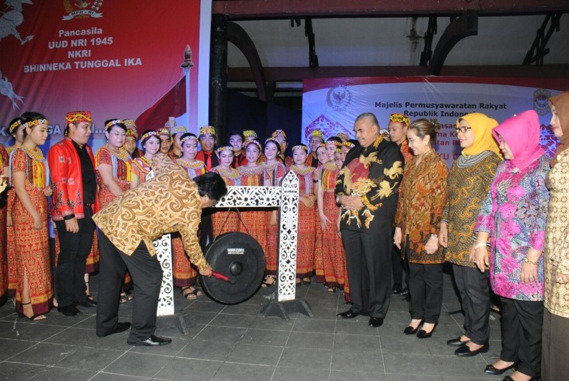 Gelar Seni pertunjukan dalam rangka Sosialisasi Empat Pilar MPR RI, itu diselenggarakan di Teater terbuka Taman Budaya Provinsi Kalimantan Barat, Rabu (29/11). 
