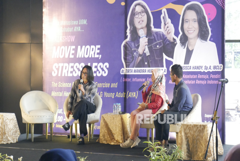 gelar wicara bertajuk Move More, Stress Less: The Science Behind Sport Exercise and Mental Health in Adolescent and Young Adult (AYA) di Gelanggang Inovasi dan Kreativitas UGM pada Jumat (8/11/2024). Gelar wicara ini menghadirkan dr Tirta Mandira Hudhi, dokter lulusan FK-KMK UGM yang kini giat menjadi influencer dan pengusaha; serta dr Fransica Handy, pendiri Asosiasi Kesehatan Remaja Indonesia dan dipandu dr Fitriana Murriya Ekawati dari Departemen Kedokteran Keluarga FK-KMK UGM sebagai pewara. 