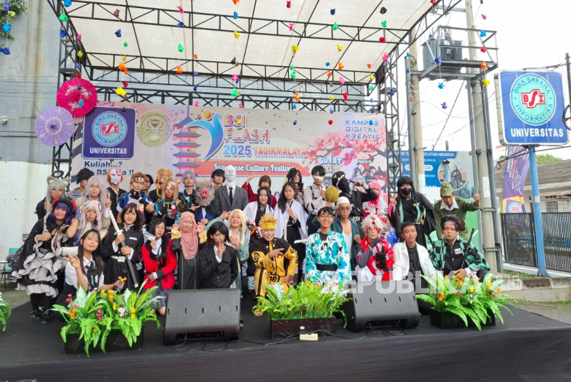 Gelaran akbar BSI Flash 2025 bertajuk Japanese Culture Festival yang diselenggarakan oleh Universitas Bina Sarana Informatika (UBSI) Kampus Tasikmalaya memukau ratusan pengunjung.