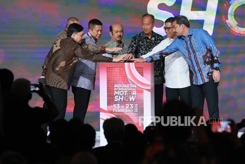 Gelaran Indonesia International Motor Show (IIMS) 2025 resmi dibuka pada Kamis, (13/2) oleh Menteri Perindustrian, Agus Gumiwang Kartasasmita (ketiga dari kanan) didampingi Menteri Usaha Mikro, Kecil, dan Menengah, Maman Abdurrahman (kanan), Menteri Perencanaan Pembangunan Nasional, Rachmat Pambudy (tengah), Kepala Staf Kepresidenan AM Putranto (kedua dari kanan), Staf Khusus Presiden Bidang Ekonomi Kreatif, Yovie Widianto (kiri), CEO Kompas Gramedia, Lilik Oetama (kedua dari kiri), dan Presiden Direktur Dyandra Promosindo, Daswar Marpaung (ketiga dari kiri).