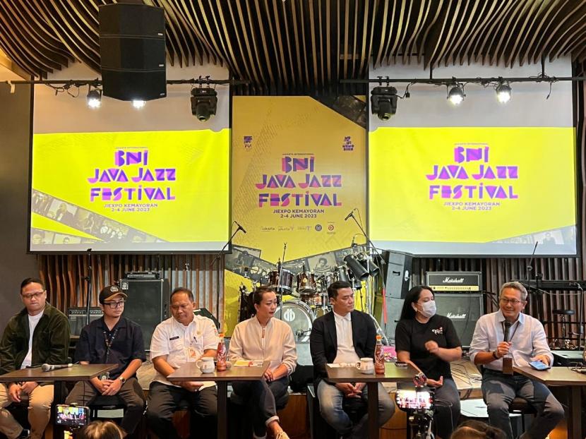 Gelaran Jakarta Internasional BNI Java Jazz Festival 2023 XVIII Edition telah  mengumumkan line-up atau daftar penampil tahap pertama yang akan memeriahkan festival tersebut pada 2-4 Juni 2023 di JIExpo Kemayoran, Jakarta.