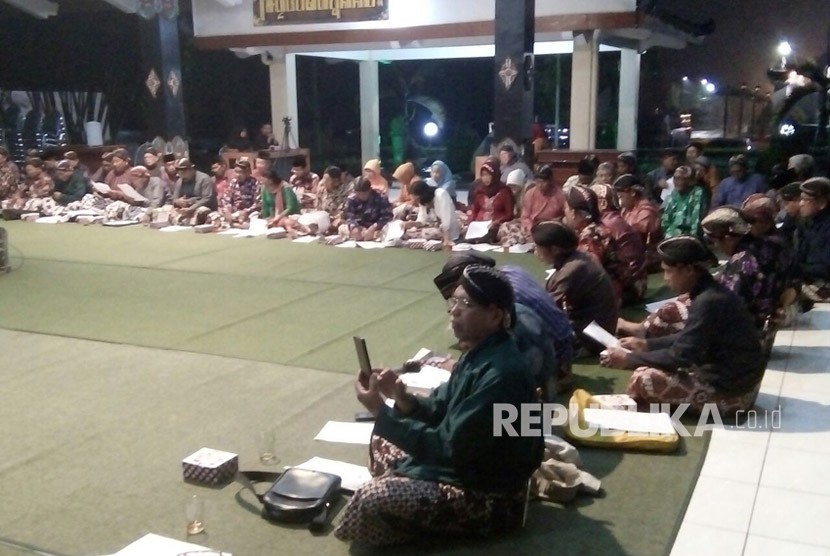 Gelaran Macapat dan Sarasehan yang digelar di Pendopo Rumah Dinas Bupati Sleman, Selasa (23/1) lalu.  Macapat disajikan Paguyuban Seni Macapat Sekar Manunggal Sleman Sembada, dan akan dilaksanakan rutin tiap Rabu Wage setiap bulan. 