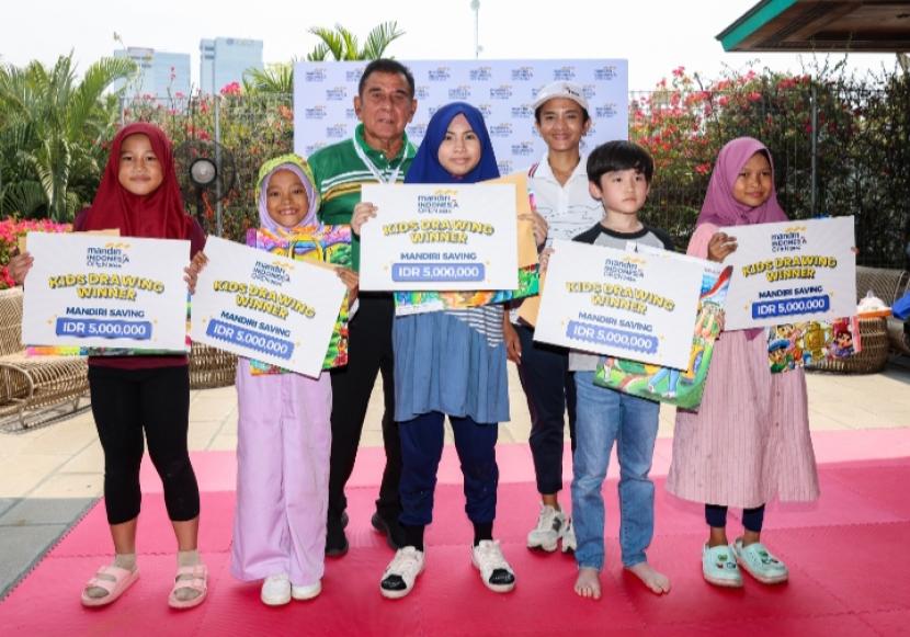 Gelaran Mandiri Indonesia Open 2024 menjadi semakin berwarna dengan berbagai aktivitas yang disediakan untuk penonton yang datang langsung ke Damai Indah Golf – PIK Course. Anak-anak usia 5-10 tahun menikmati lomba mewarnai dan menggambar yang berhadiah istimewa Tabungan Simpanan Pelajar (SimPel) Bank Mandiri.