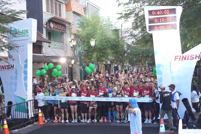 Gelaran perdana The International Yogyakarta 42K Marathon (TIY42K) sukses digelar pada Ahad (8/10/2023). Event tersebut diramaikan sekitar 2.500 pelari.