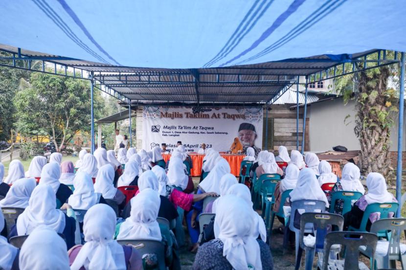 Gelaran safari ramadhan, doa, dan berbagi takjil bersama Majelis Taklim At-Taqwa serta masyarakat di Dusun I, Desa Alur Gadung, Kecamatan Sawit Seberang, Kabupaten Langkat, Sumatra Utara. 