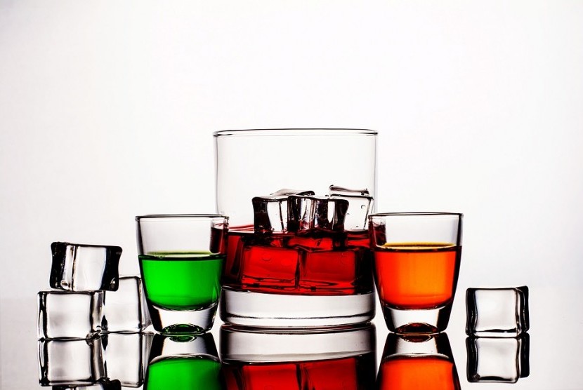 Gelas tanpa ornamen cat ternyata lebih menyehatkan karena bebas kandungan kimia cat.