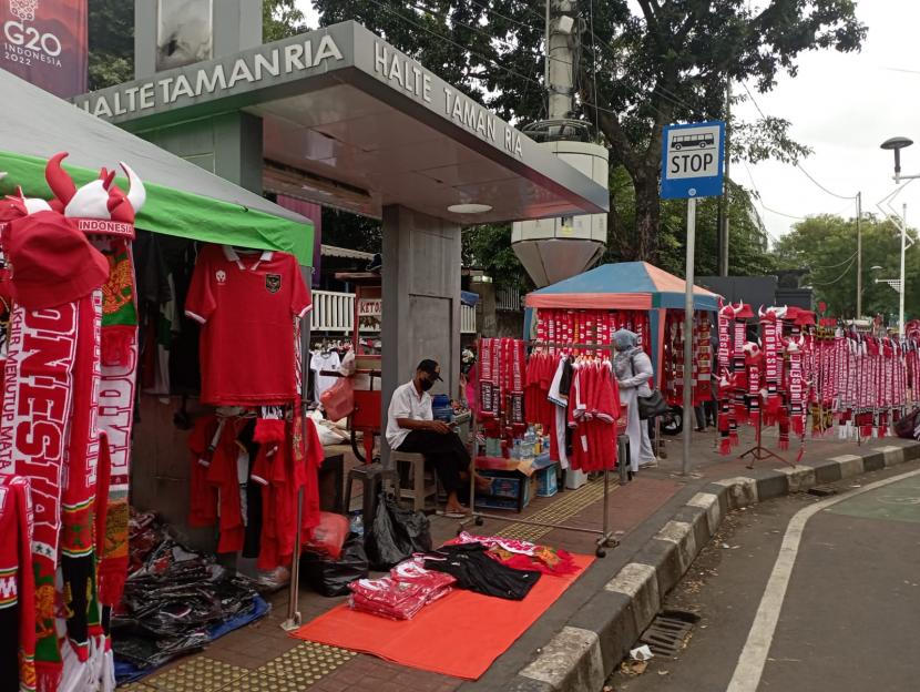 Geliat penjualan merchandise (pernak-pernik) Timnas Indonesia di kawasan GBK Senayan Jakarta saat laga Indonesia vs Kamboja, Jumat (23/12/2022).