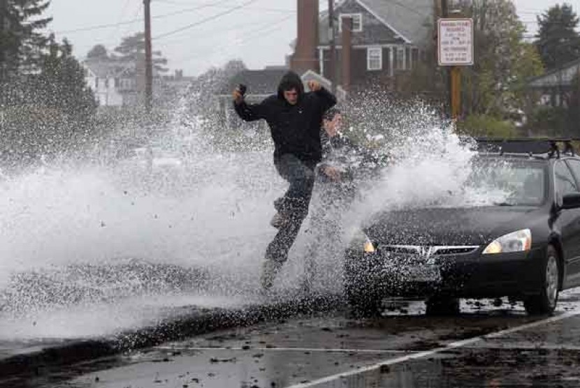   Gelombang besar yang mecapai tepi jalan akibat badai Sandy di Kennebunk Maine, Amerika Serikat, Senin (29/10). 