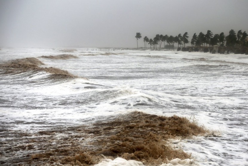 Gelombang kuat dan angin kencang siklon Mekunu menghantam pantai di Salalah, Oman, Sabtu (26/5).