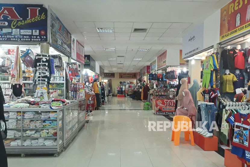 Gelombang paceklik daya beli juga dirasakan di Kota Padang, Sumatra Barat. Para pedagang SPR Plaza mengeluhkan omzet yang anjlok hingga 50 persen dibanding tahun 2016 lalu. 
