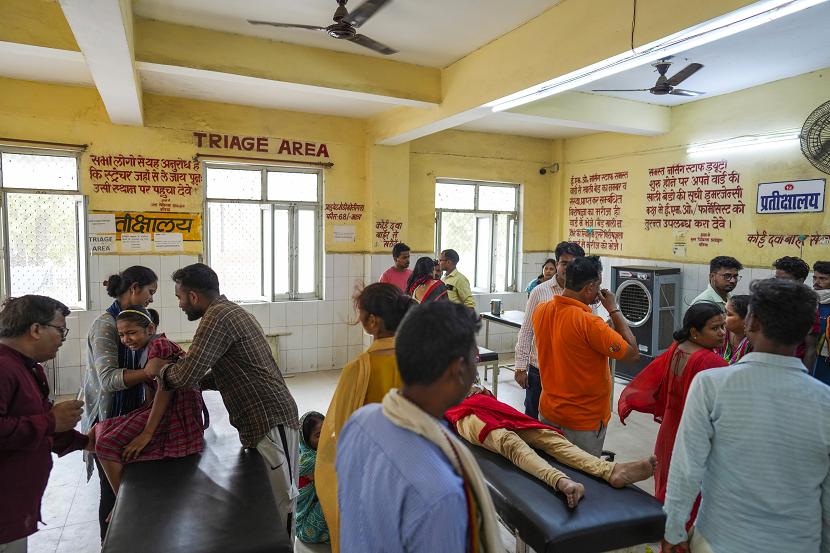 Gelombang panas terik di dua negara bagian terpadat di India telah membuat rumah sakit kewalahan