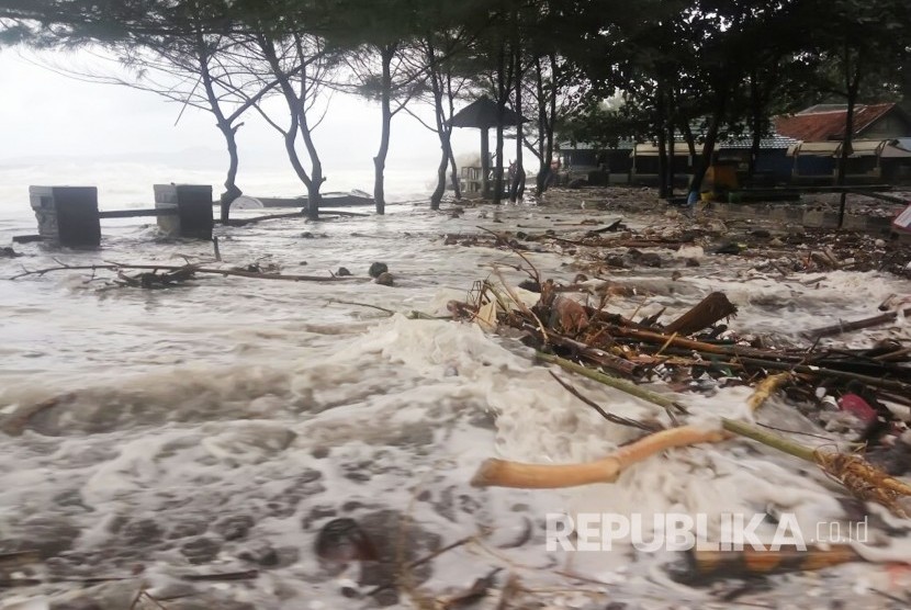 Gelombang pasang air laut menerjang pantai selatan Kabupaten Sukabumi di kawasan Palabuhanratu sejak Kamis (30/11) hingga Jumat (1/12).