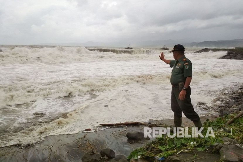 Gelombang pasang air laut yang menyebabkan abrasi menerjang pantai selatan Kabupaten Sukabumi.