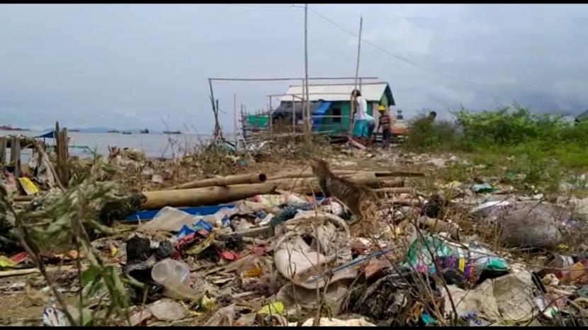 Gelombang pasang laut rusak sejumlah rumah di Panjang, Bandar Lampung, Rabu (27/5). 