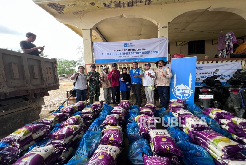 Gelombang pertama bantuan kemanusiaan Islamic Relief Indonesia untuk korban banjir besar di Sumatera tiba di Pelabuhan Lhokseumawe, Aceh, Rabu (3/12/2025). Sebelumnya bantuan kemanusiaan telah menempuh perjalanan laut hampir 20 jam menggunakan KRI Sutedi Senoputra milik TNI Angkatan Laut.