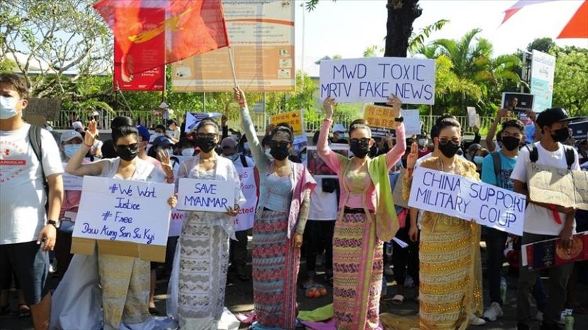 Gelombang protes di Myanmar menolak pemerintahan militer.