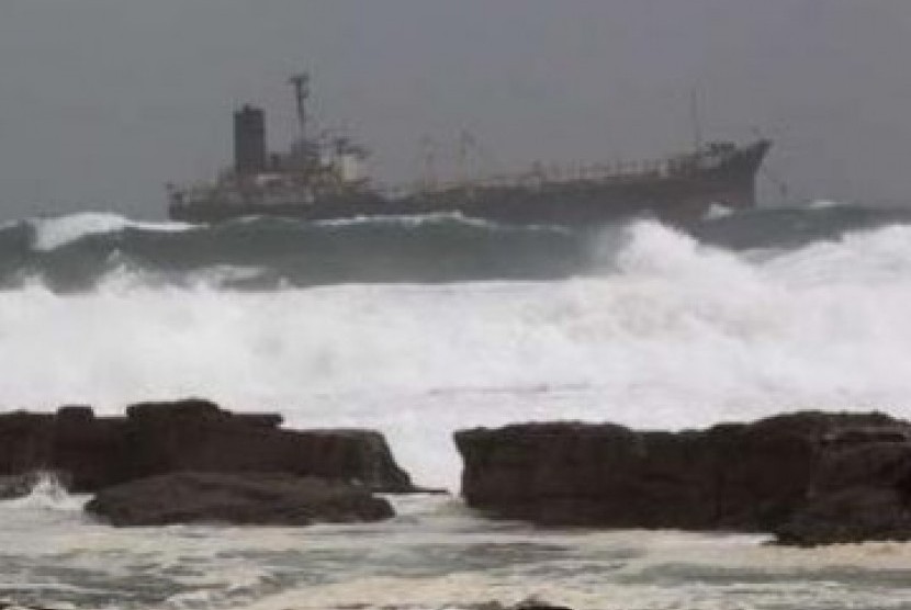 BPBD memberikan peringatan dinin terkait gelombang tinggi Samudra Hindia. Gelombang tinggi. Ilustrasi