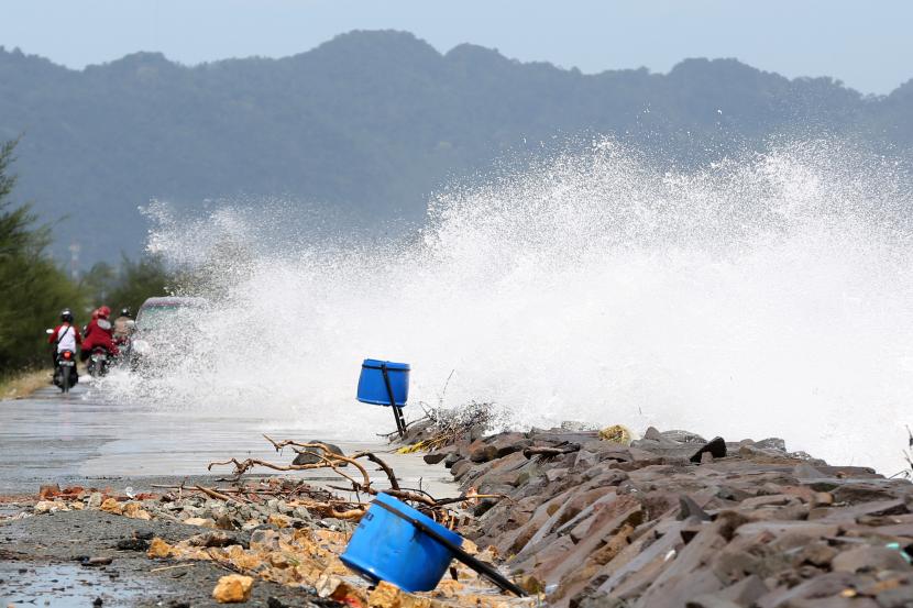 Gelombang tinggi (ilustrasi). Seorang pemuda dilaporkan hilang tenggelam di Pantai Karanghawu, Kecamatan Cisolok, Kabupaten Sukabumi, Senin (8/11) sore.
