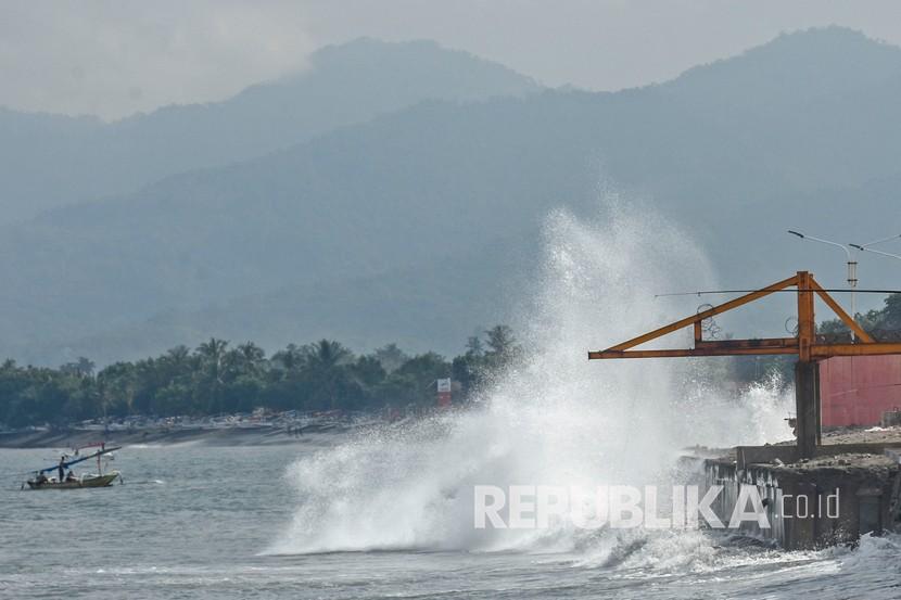 Gelombang tinggi menghantam pinggiran pesisir pantai Ampenan, Mataram, NTB, Rabu (27/5/2020). Menurut keterangan sejumlah nelayan di daerah tersebut gelombang tinggi terjadi sejak 26 Mei 2020 (pukul 03.00 Wita) yang mengakibatkan banjir rob dan sejumlah perahu nelayan rusak diterjang gelombang di Lingkungan Pondok Perasi dan Kampung Bugis.