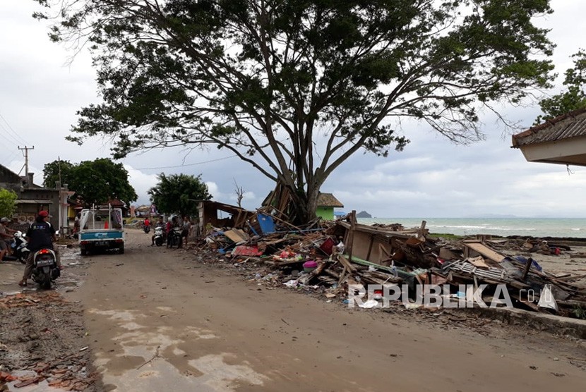 Gelombang tsunami meluluhlantakan sejumlah rumah khusunya di bibir pantai pesisir selatan, Kalianda, Kabupaten Lampung Selatan, Lampung, Sabtu (22/12) malam. Sebanyak 44 orang meninggal sduah ditemukan, ratusan orang luka luka. Evakuasi masih dilakukan. 