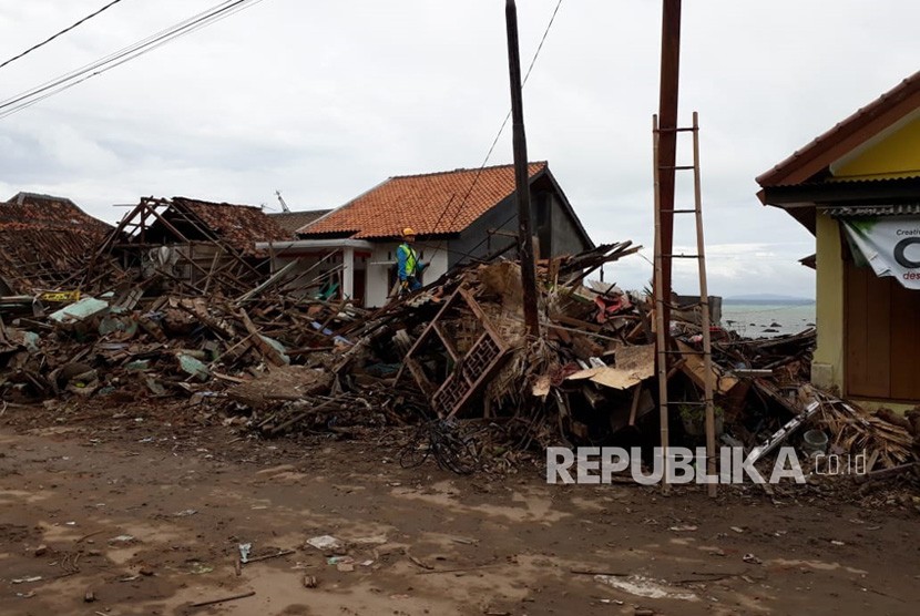 Gelombang tsunami meluluhlantakan sejumlah rumah khusunya di bibir pantai pesisir selatan, Kalianda, Kabupaten Lampung Selatan, Lampung, beberapa waktu lalu. Pemerintah akan membangun hunian tetap untuk para korban tsunami di Lampung Selatan.