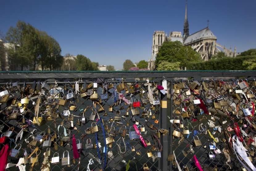 Gembok cinta di Pont des Arts dan Pont de l'Archeveche dan Paris, Prancis.