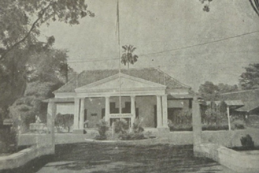 Gemeente Batavia (Gedung Balai Kota DKI Jakarta) di Koningsplein Zuid (sekarang Jalan Medan Merdeka Selatan No 9).