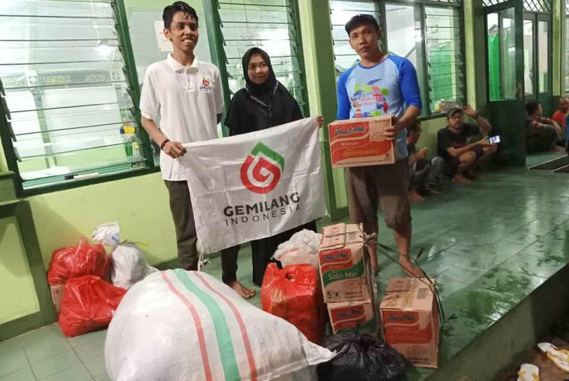 Gemilang Indonesia bersama LIPIA Peduli, Komunitas Tangan di Atas, dan komunitas  Muda Berbagi Kebaikan mengajak #TemanBerbagiKebaikan untuk ikut serta dalam membantu meringankan beban warga yang terkena banjir dengan menyalurkan beberapa paket bantuan.