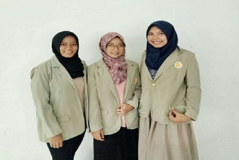 Gemilang Sekar Hapsari, Alya Lulu’ah dan Firda Ridhayani, mahasiswi Farmasi Universitas Gadjah Mada yang mengembangkan obat anti kanker dari kaki seribu.