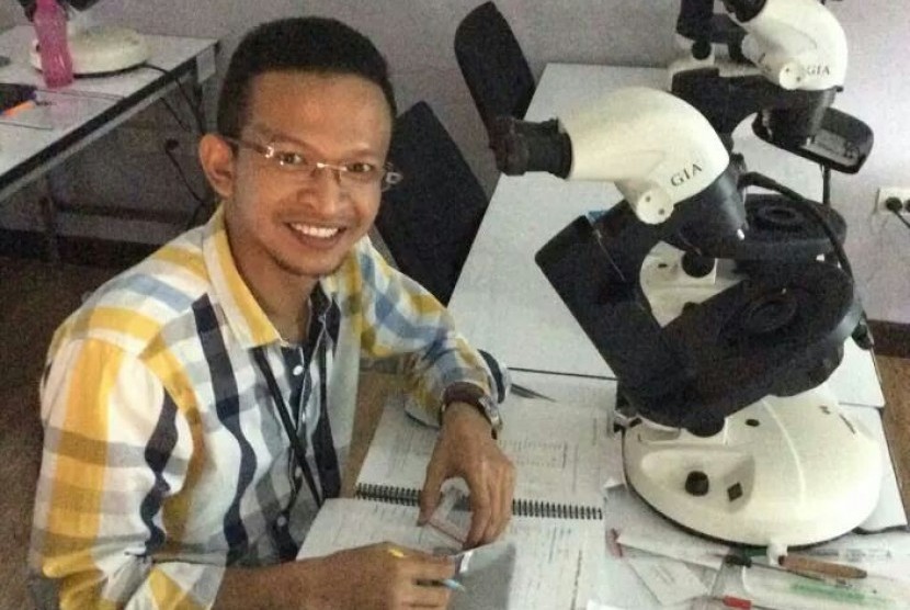  Gemologist pada Lembaga Pengembangan dan Sertifikasi Batu Mulia (LPSB) Kabupaten Banjar, Muhammad Faisal Rahman
