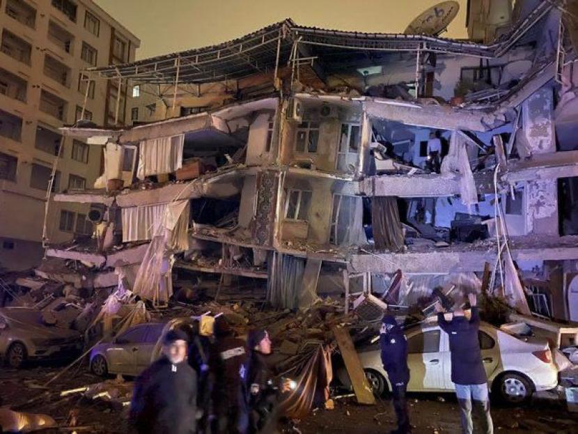Bencana gempa berkekuatan terjadi M 7,4 di selatan Turki, tepatnya di Kahramanmaras, Gaziantep, Osmaniye.   Allah SWT memberiikan hikmah atas berbagai bencana dan musibah yang terjadi 