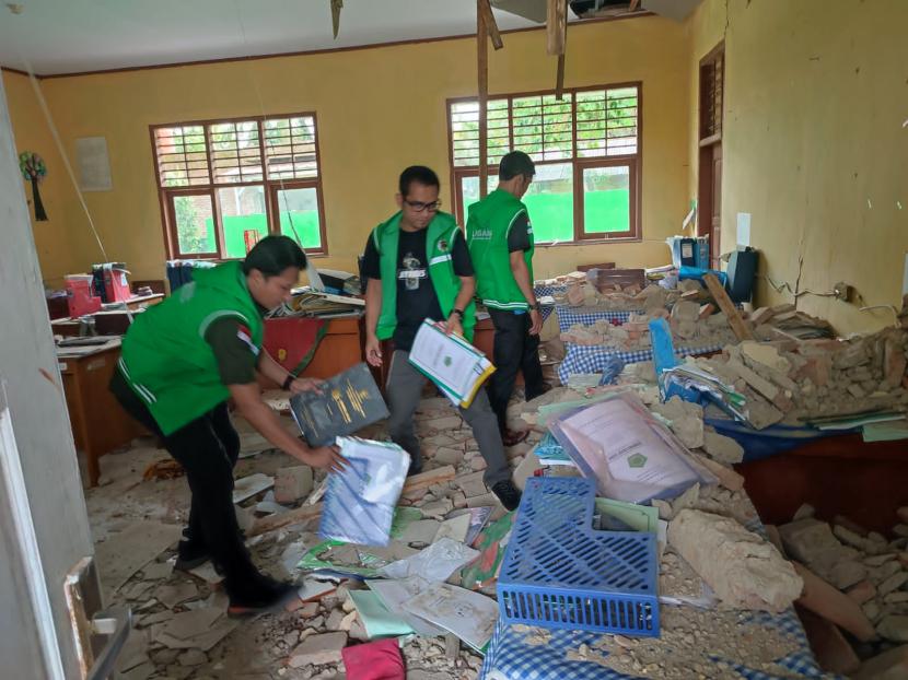 Gempa bumi berkekuatan magnitudo (M) 6,7 yang terjadi di Kecamatan Sumur, Pandeglang, Banten pada Jumat (14/01/2022) kemarin, menyebabkan sejumlah pemukiman warga dan fasilitas umum lainnya mengalami kerusakan.