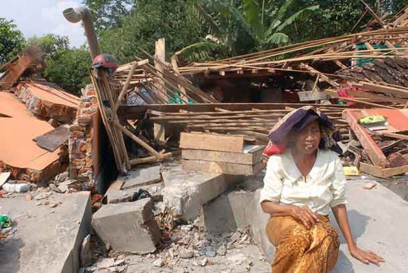 Gempa 5.0 skala richter mengguncang Kabupaten Gunungkidul, Yogyakarta, Senin (9/12).