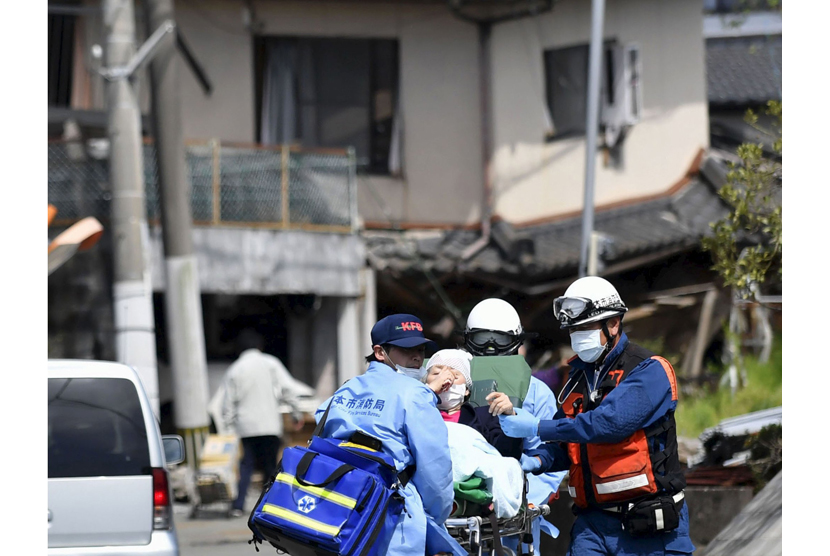Gempa bumi yang terjadi di Kumamoto Prefecture, Kyushu, Jepang, Kamis (14/4). (Reuters/Kyodo)