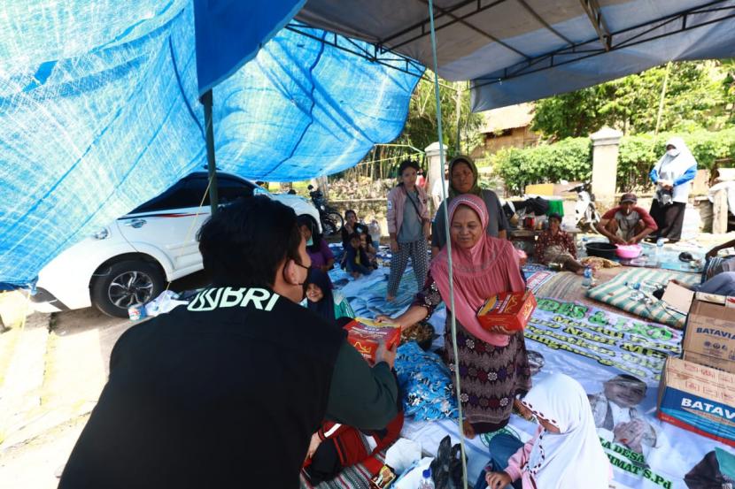 Gempa dengan Magnitudo 5,6 SR mengguncang Kabupaten Cianjur, Jawa Barat pada Senin (21/11/2022). BRI melalui program BRI Peduli-nya bergerak cepat untuk turut menyalurkan bantuan terhadap korban terdampak gempa di Cianjur, Jawa Barat.