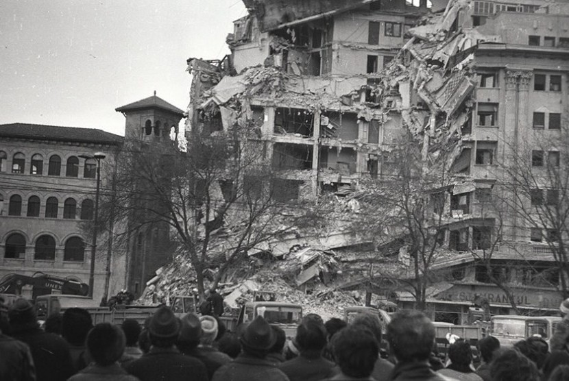 Gempa di Bucharest, Rumania pada 1977 yang menewaskan 1.500 jiwa.