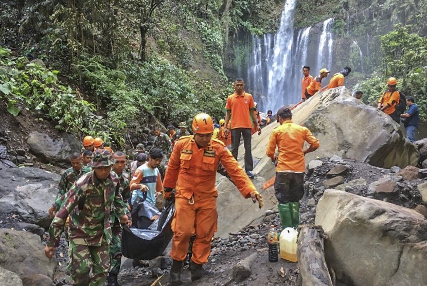 Gempa Lombok. Sejumlah tim SAR gabungan mengangkat jenazah wisatawan yang tertimpa longsoran batu saat terjadi gempa di air terjun Tiu Kelep, Desa Senaru, Kecamatan Bayan, Lombok Utara, NTB, Senin (18/3).