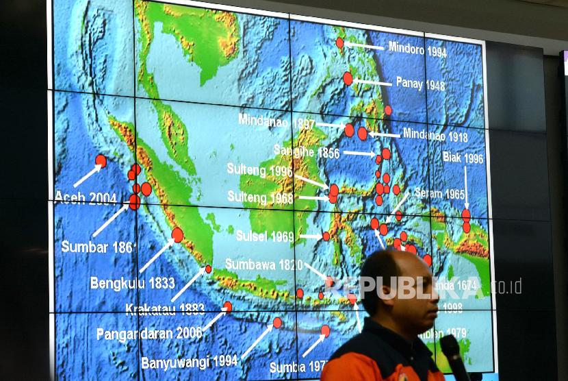 Gempa Tasikmalaya. Kepala Sejarah gelombang tsunami di Indonesia ditampikan saat paparan terkait penanganan bencana gempa Tasikmalaya di Graha BNPB, Jakarta, Sabtu (16/12).