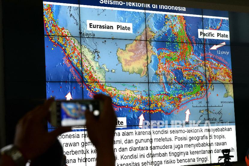 Gempa Tasikmalaya. Pola lempeng bumi Indonesia ditampilkan saat paparan terkait penanganan bencana gempa Tasikmalaya di Graha BNPB, Jakarta, Sabtu (16/12).