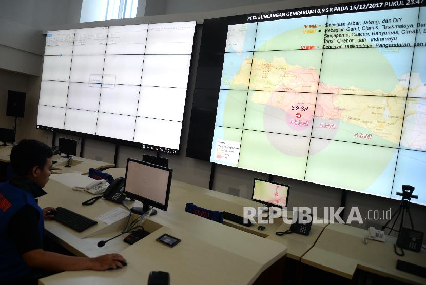 Gempa Tasikmalaya. Sebaran gempa Tasikmalaya ditampilkan saat paparan terkait penanganan bencana gempa Tasikmalaya di Graha BNPB, Jakarta, Sabtu (16/12).