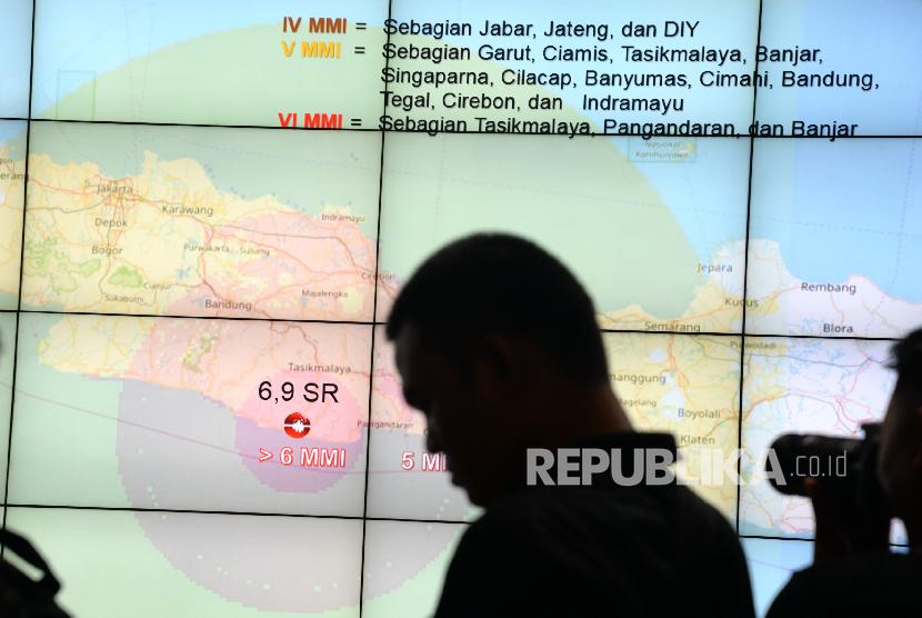 Gempa Tasikmalaya. Sebaran gempa Tasikmalaya ditampilkan saat paparan terkait penanganan bencana gempa Tasikmalaya di Graha BNPB, Jakarta, Sabtu (16/12).