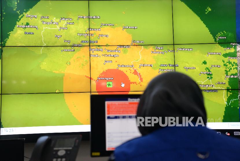 Gempa Tasikmalaya. Sebaran gempa Tasikmalaya ditampilkan saat paparan terkait penanganan bencana gempa Tasikmalaya di Graha BNPB, Jakarta, Sabtu (16/12)