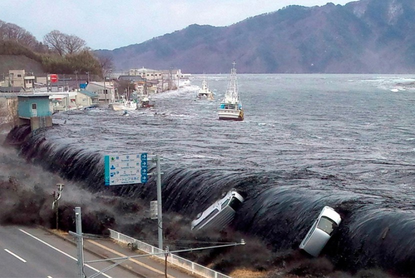 Gempa Tohoku di Jepang yang mengakibatkan gelombang tsunami