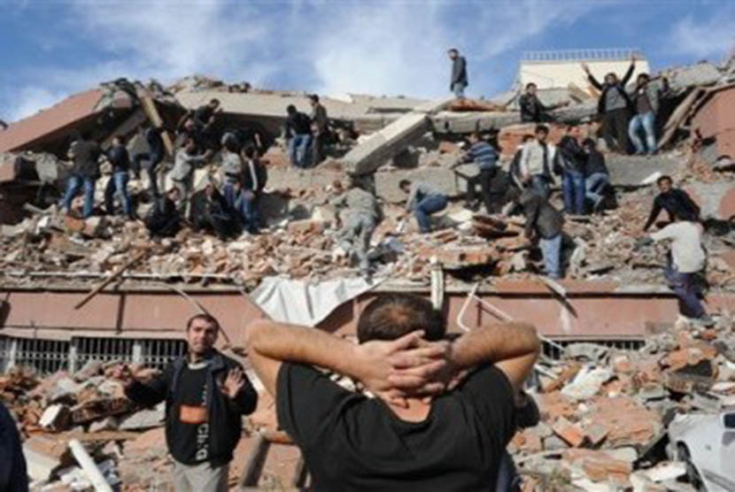Gempa yang mengguncang Turki, Ahad siang, meruntuhkan puluhan gedung.