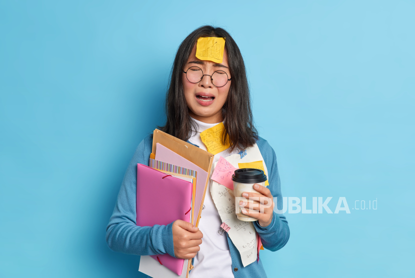 Gen Z mengalami kecemasan di tempat kerja (ilustrasi). Bagi sebagian generasi Z, hal sepele seperti mengirim email pun bisa memicu rasa cemas berlebihan.