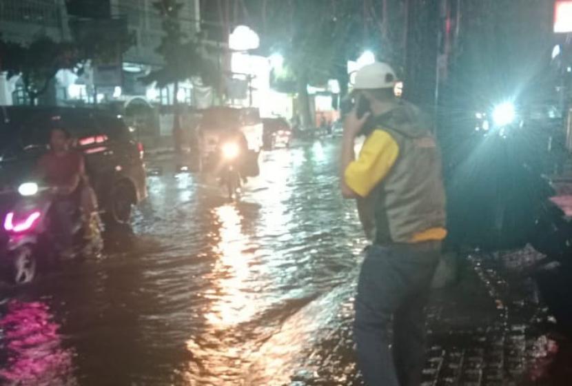Genangan air akibat hujan lebat di wilayah kota Kebumen. 